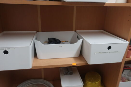 2 stk. reolsektioner med indhold