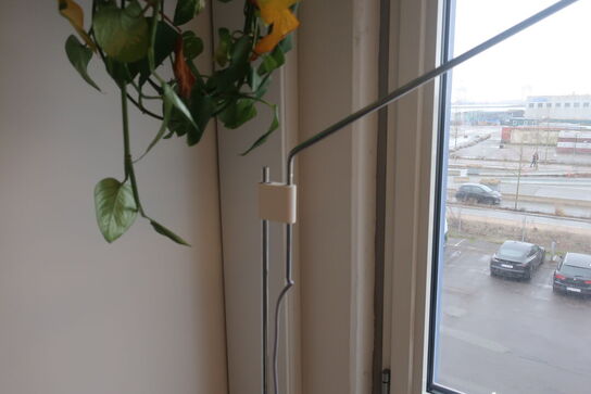 Standerlampe og plante