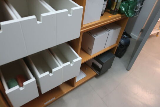 Reolsektion med indhold