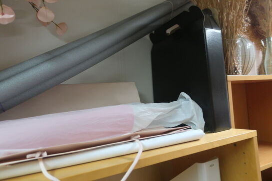 2 stk. reolsektioner med indhold