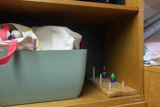 2 stk. reolsektioner med indhold