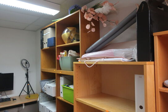 2 stk. reolsektioner med indhold