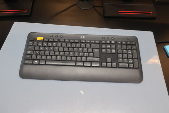 2 skærme LENOVO RE27HLCWUE / headset JABRA