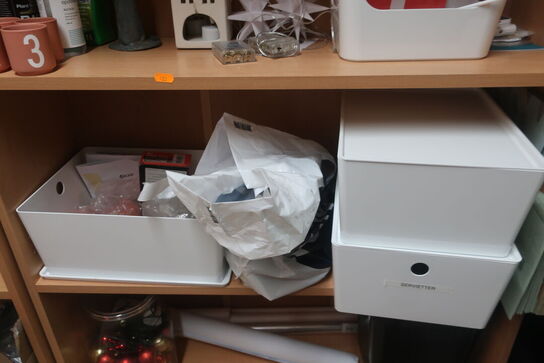 2 stk. reolsektioner med indhold