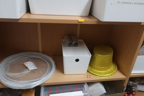 2 stk. reolsektioner med indhold