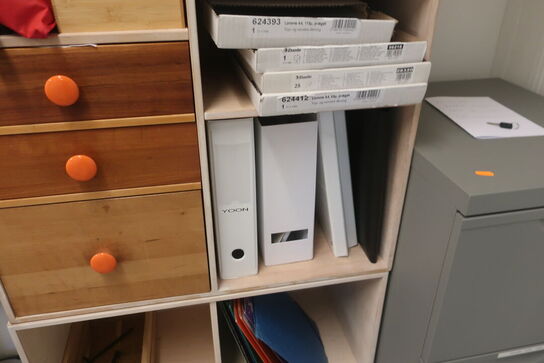 3 stk. reolsektioner med indhold / skuffeskab uden indhold