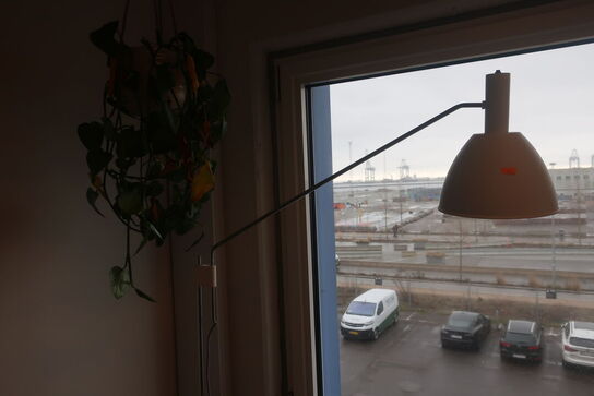 Standerlampe og plante