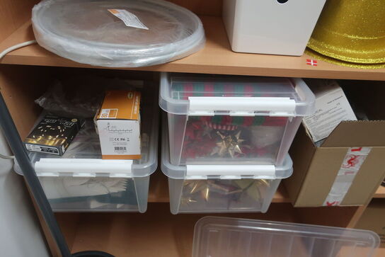 2 stk. reolsektioner med indhold