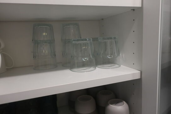 Vitrineskab med service