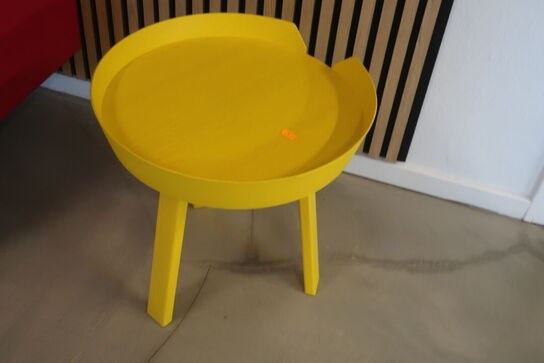 Bord MUUTO og plante