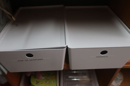 2 stk. reolsektioner med indhold