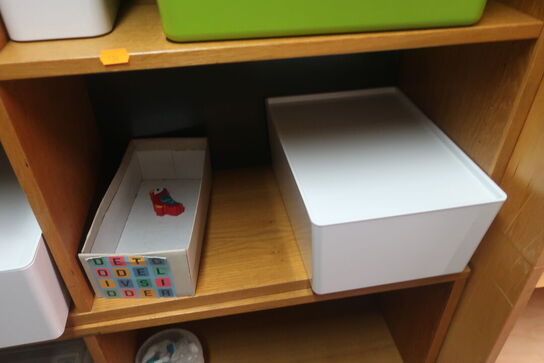 2 stk. reolsektioner med indhold