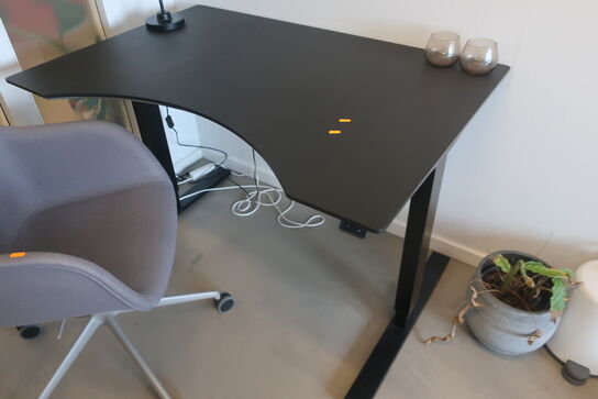 El. hæve/sænke skrivebord og stol m.m.