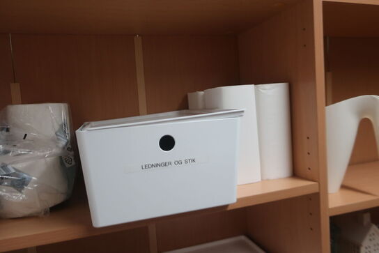 2 stk. reolsektioner med indhold