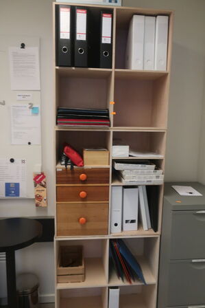 3 stk. reolsektioner med indhold / skuffeskab uden indhold