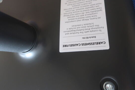 2 stk. stole / bord / tæppe m.m.