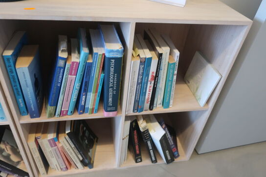 2 stk. reoler / plante / bøger m.m.