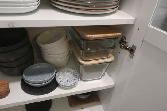 Vitrineskab med service