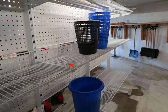 Tøm 2 reoler for handelsvarer 