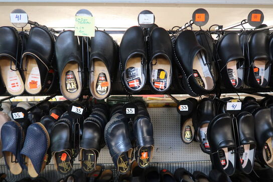 Ca. 200 par træsko & ca. 200 par sko