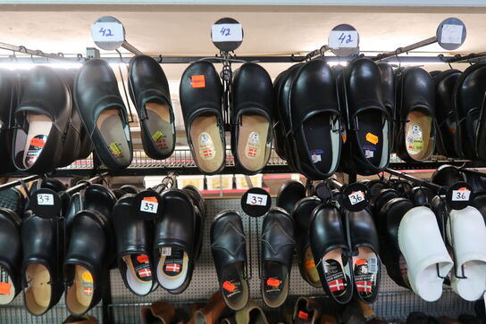 Ca. 200 par træsko & ca. 200 par sko