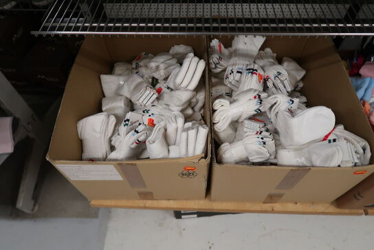 Stort parti sengetøj, strømper m.m. 