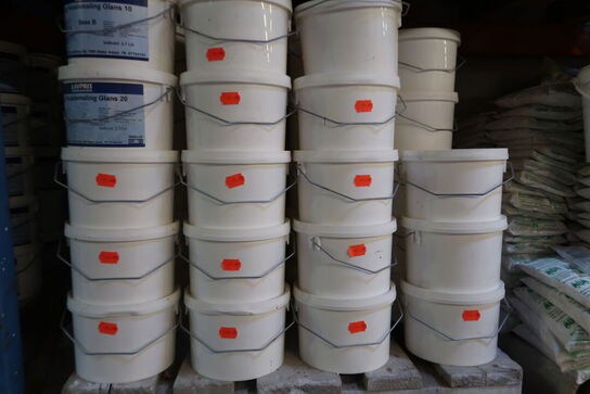 Ca. 40 paller med maling, træbeskyttelse m.m. LÆS BESKRIVELSE