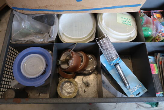 Salgsvogn med indhold 