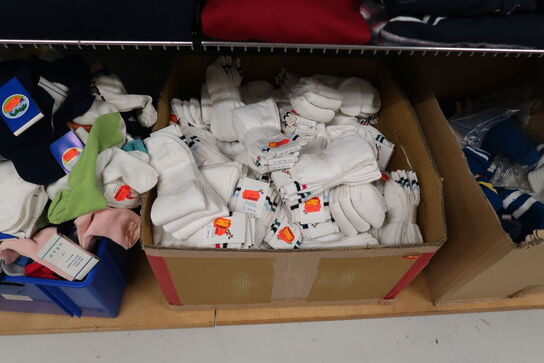 Stort parti sengetøj, strømper m.m. 