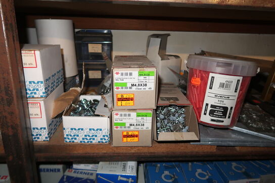 Kæmpe parti søm, skruer m.m. - tøm 2 fag