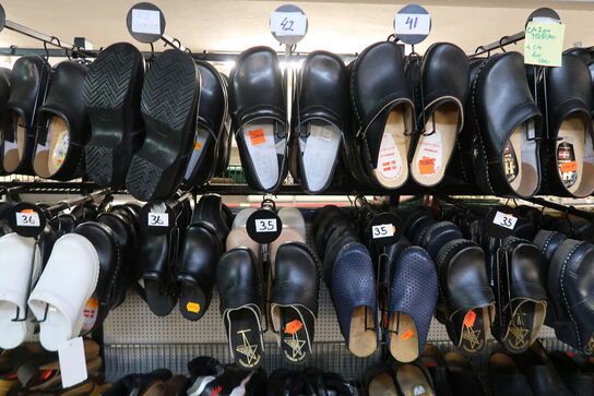 Ca. 200 par træsko & ca. 200 par sko