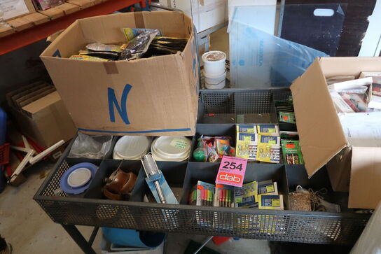 Salgsvogn med indhold 