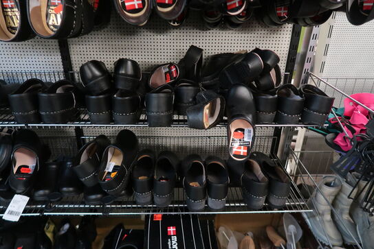 Ca. 200 par træsko & ca. 200 par sko