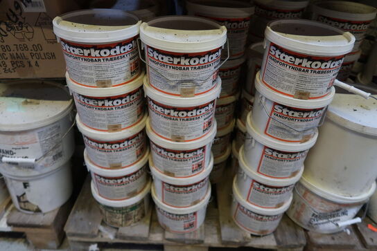 Ca. 40 paller med maling, træbeskyttelse m.m. LÆS BESKRIVELSE