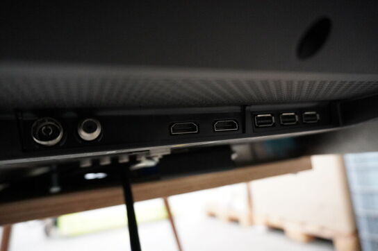 Mødebord med indbygget skærm