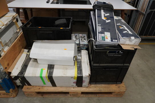 2 paller med diverse lamper og lyskilder