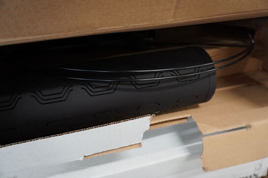 2 paller med diverse lamper og lyskilder