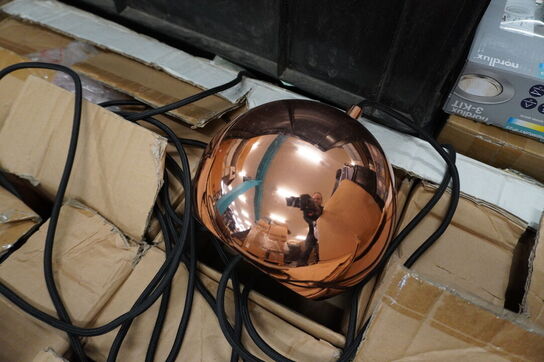 2 paller med diverse lamper og lyskilder