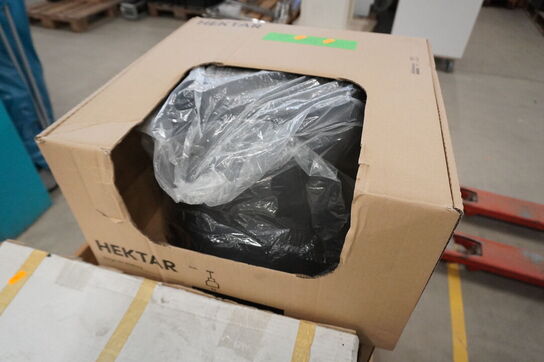 2 paller med diverse lamper og lyskilder