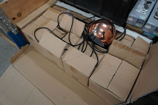 2 paller med diverse lamper og lyskilder