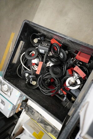 2 paller med diverse lamper og lyskilder