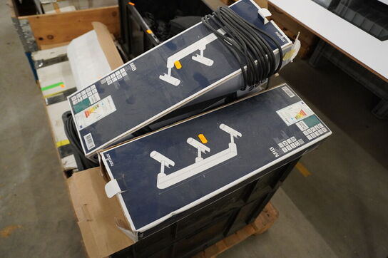 2 paller med diverse lamper og lyskilder