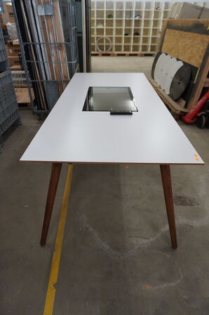 Mødebord med indbygget skærm