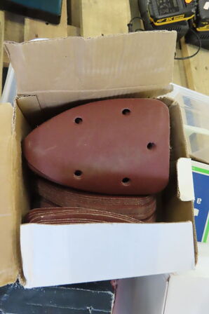 Kasse med diverse slibepapir samt vinkelsliber