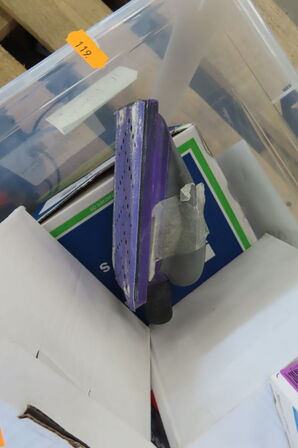 Kasse med diverse slibepapir samt vinkelsliber