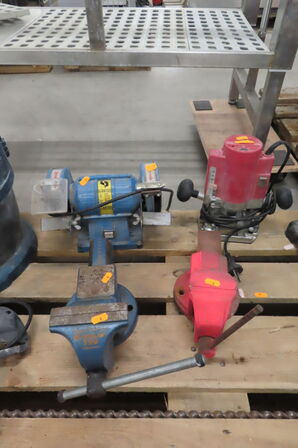 Bænksliber SCANTOOL, overfræser samt 2 stk. skruestik 