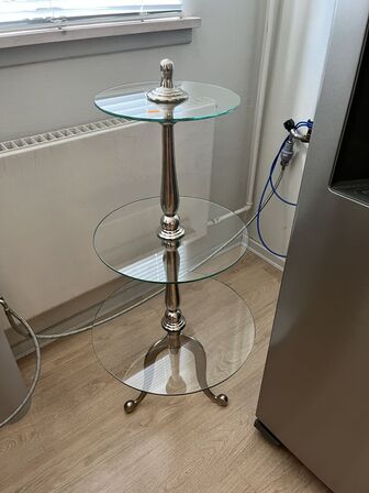Stander med glas hylder H150 cm.