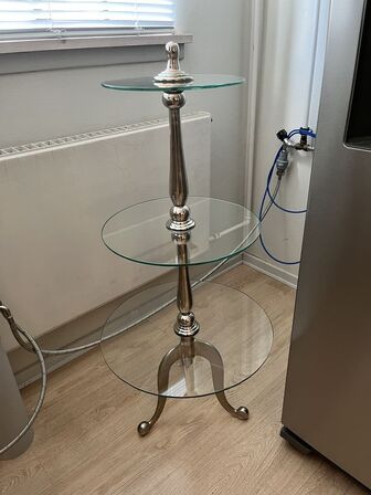 Stander med glas hylder H150 cm.
