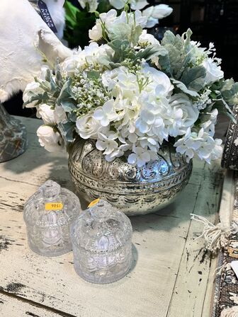 Vase m. Blomster mm.