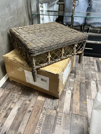 2 stk. Borde i flet 36,5x75x75